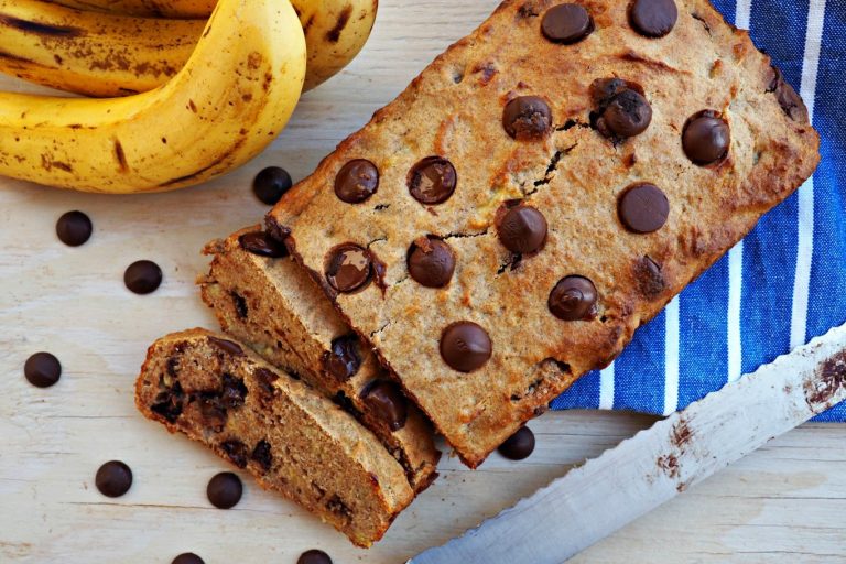 banana bread recipe, healthy breakfast ideas, breakfast baking recipes, banana bread recipes, banana and chocolate bread, healthy banana bread with dark chocolate, baking recipes, healthy baking reipces