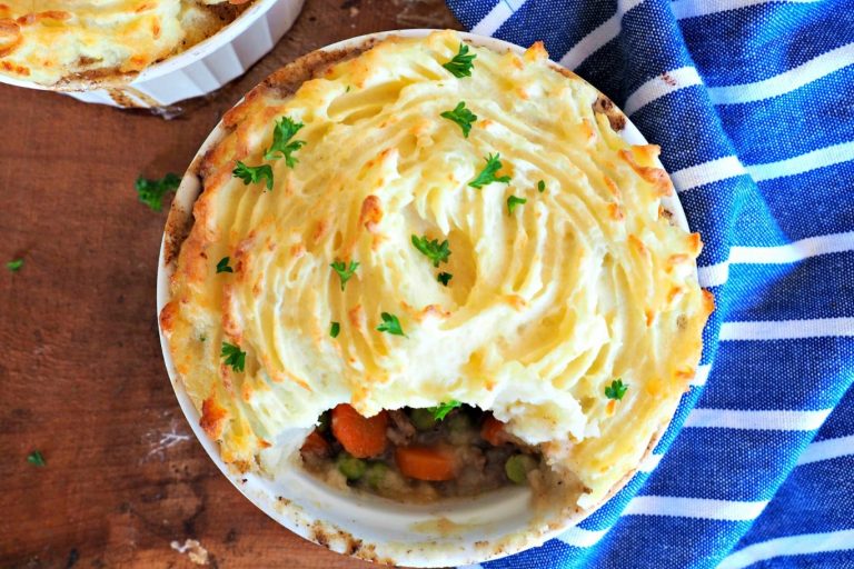 shephard's pie, cottage pie, easy shepherd's pie recipe, how to make shephard's pie, dinner ideas, st Patricks day dinner ideas, dinner ideas,british dinner recipes, English dinner recipes,