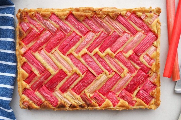 rhubarb dessert, puff pastry, easy puff pastry ideas, easy puff pastry dessert recipes, easy rhubarb dessert, rhubarb tart recipe, rhubarb tart ideas, almond tart recipes,