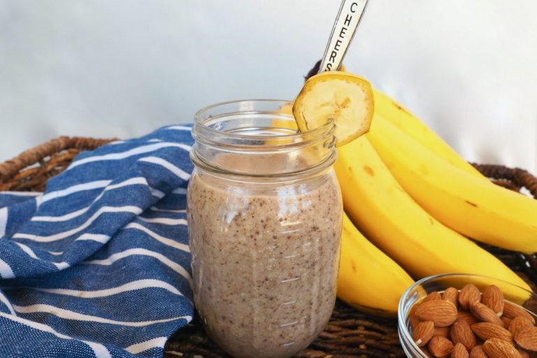 smoothie recipes, healthy smoothies, almond smoothies, smoothies with almond, banana smoothie, smoothie with banana, breakfast, healthy breakfast on the go, healthy breakfast, almond milk recipes, almond milk breakfast recipes,