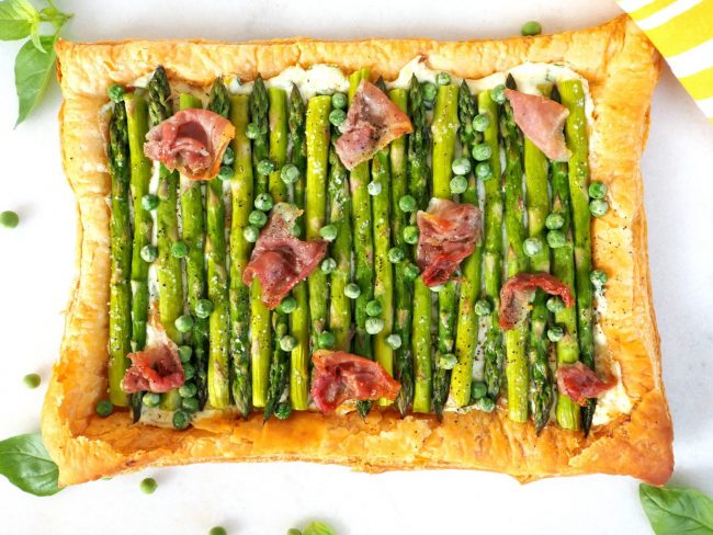 puff pastry appetizers, puff pastry asparagus, asparagus recipe, asparagus appetizer ideas, asparagus and prosciutto, baked asparagus ideas, side dish recipe with asparagus, ricotta and puff pastry, spring inspired appetizers, appetizers for spring