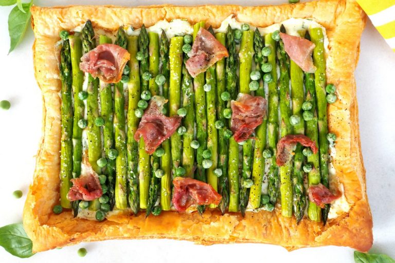 puff pastry appetizers, puff pastry asparagus, asparagus recipe, asparagus appetizer ideas, asparagus and prosciutto, baked asparagus ideas, side dish recipe with asparagus, ricotta and puff pastry, spring inspired appetizers, appetizers for spring