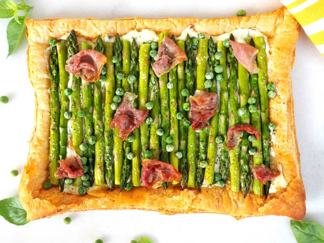 puff pastry appetizers, puff pastry asparagus, asparagus recipe, asparagus appetizer ideas, asparagus and prosciutto, baked asparagus ideas, side dish recipe with asparagus, ricotta and puff pastry, spring inspired appetizers, appetizers for spring