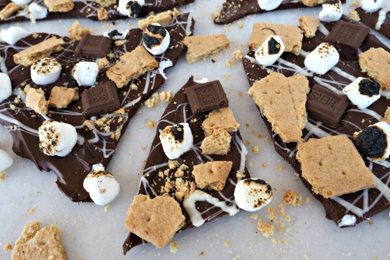 s'mores, s'mores chocolate bark, s'mores dessert, chocolate dessert, summer dessert, cooking dessert ideas, make ahead desserts for summer, summer make ahead desserts, marshmallow desserts, dessert with Marshmallow, graham cracker desserts, desserts with ghraham crackers