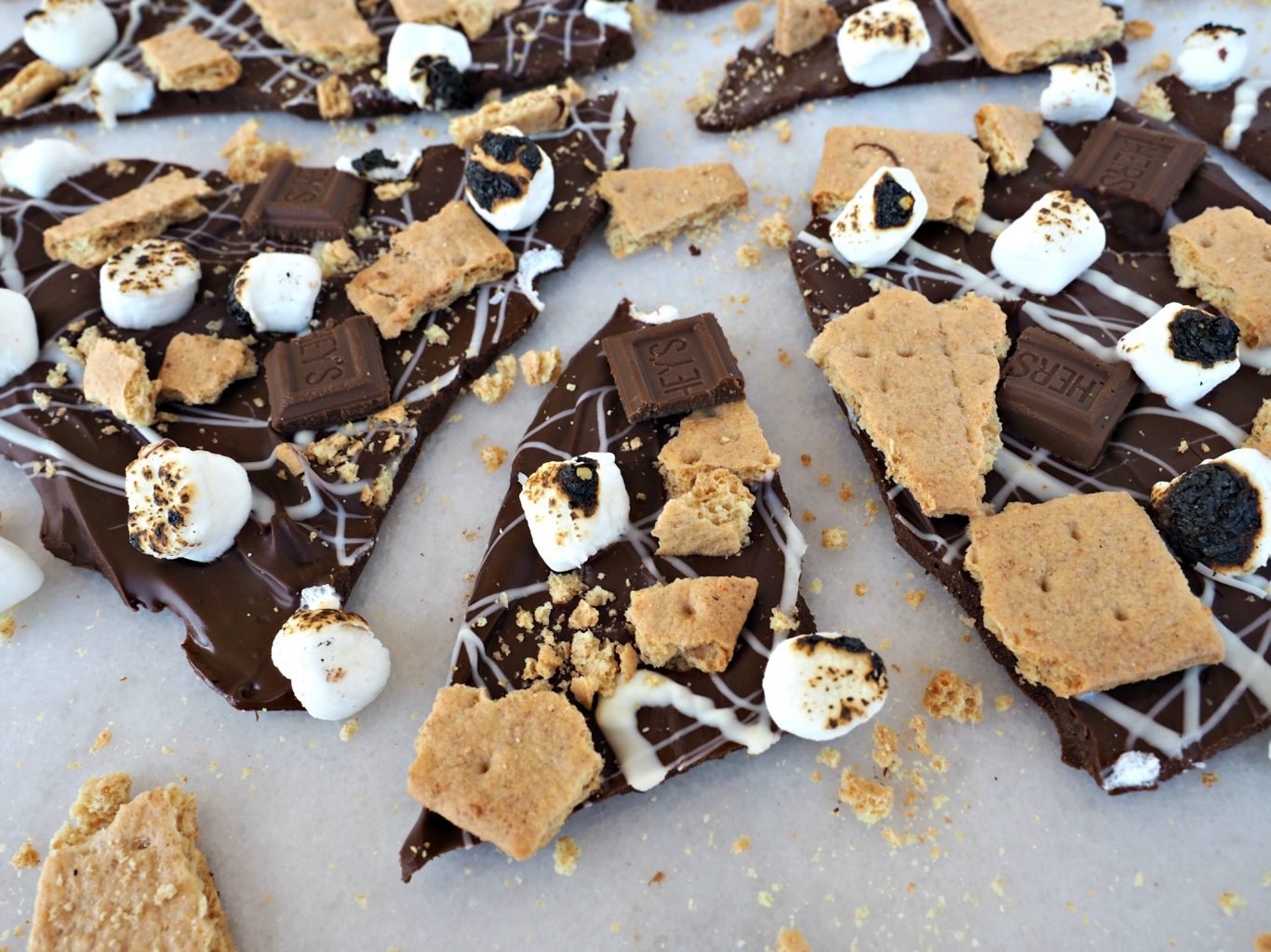 s'mores, s'mores chocolate bark, s'mores dessert, chocolate dessert, summer dessert, cooking dessert ideas, make ahead desserts for summer, summer make ahead desserts, marshmallow desserts, dessert with Marshmallow, graham cracker desserts, desserts with ghraham crackers