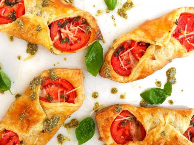 caprese, caprese salad appetizer, puff pastry appetizer, appetizers with puff pastry, caprese salad in puff pastry, caprese salad recipes, easy caprese salad
