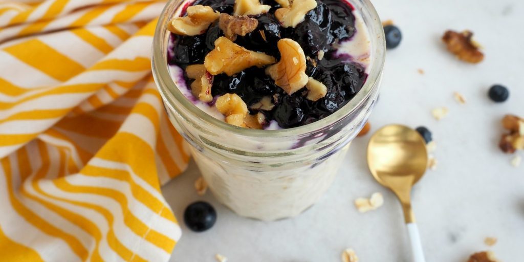 overnight oats, overnight oats recipe, how to make overnight oaks, healthy overnight oats, healthy overnight oats recipe with blueberry, blueberry overnight oats, make ahead breakfast idea, healthy breakfast ideas, healthy make ahead breakfast recipes