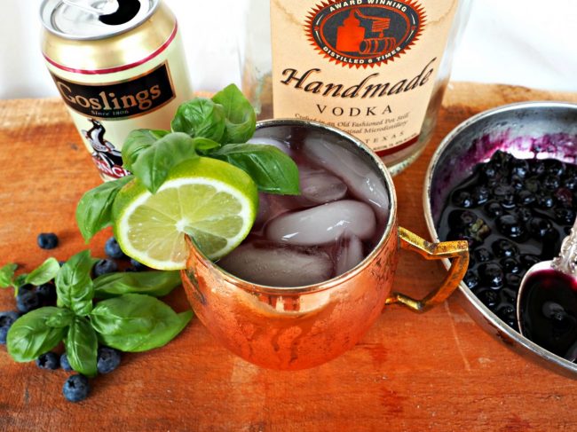 Moscow mule, flavored Moscow mules, vodka drinks, easy vodka drinks, vodka drinks with blueberry, ginger beer, ginger beer cocktails, Titos vodka, Titos vodka cocktaisl