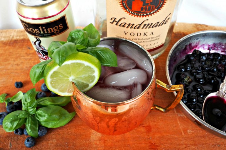 Moscow mule, flavored Moscow mules, vodka drinks, easy vodka drinks, vodka drinks with blueberry, ginger beer, ginger beer cocktails, Titos vodka, Titos vodka cocktaisl