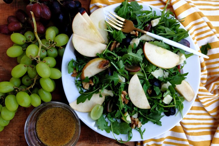 arugula salad, arugula salad with grapes, arugula salad with apples,, arugula salad with manchego cheese, arugula salad with walnuts, easy arugula salad recipes, fall inspired salad recipes, easy fall inspired salads, fall inspired salads with apples, apple cider vinaigrette, homemade apple cider vinaigrette, apple and maple vinaigrette recipe, quick salad recipes for autumn, autumn inspired salads, free online salad recipes,