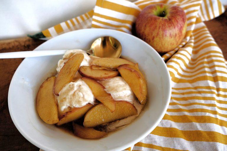 apples, apple dessert, easy apple dessert, easy online apple dessert, quick apple dessert recipe, fall dessert recipes, easy fall dessert recipes, fall dessert ideas, dessert recipes, easy dessert recipes,quick dessert recipes, quick dessert recipes with apples, easy dessert recipes with apples, Quick dessert recipes for autumn, free online dessert recipes