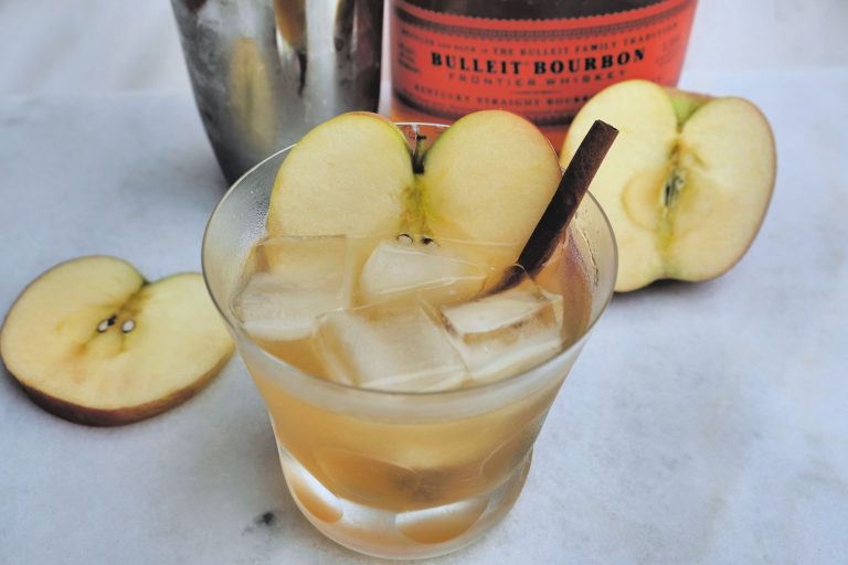 apple cocktail, bourbon cocktail, cocktail recipe with apple, cocktail recipes with apple and bourbon, easy cocktail recipes for fall, easy cocktail recipe for fall, free online cocktail recipe, free cocktail recipe with bourbon, cocktail recipes with bourbon, bulleit bourbon cocktail