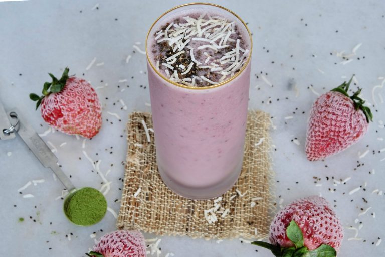 smoothie recipe, easy smoothie recipes, quick smoothie recipes, matcha smoothies, easy matcha smoothies, breakfast, breakfast recipes, easy breakfast recipes, quick breakfast recipes, strawberry smoothie recipe, strawberry smoothies, coconut smoothie, coconut smoothie recipe, easy smoothie recipes for breakfast