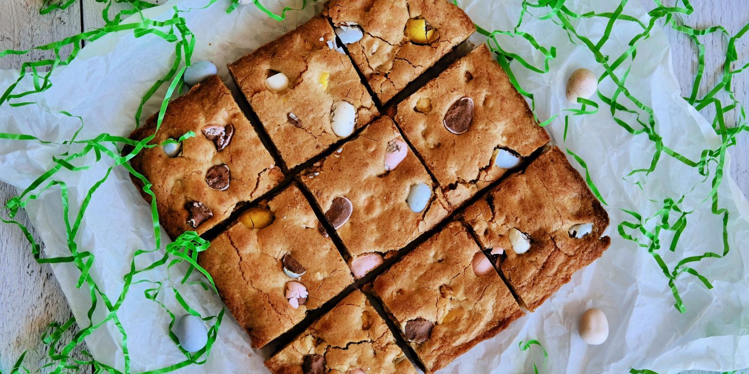 blondies, how to make blondies, easy blondies recipe, homemade blondies recipe, easter recipes, easter dessert recipe, easter dessert ideas, cute easter recipes, easter recipes, easy easter recipes, easter blondies, mini cadbury egg recipes, mini cadbury egg desserts, dessert recipes using mini cadbury eggs