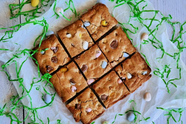 blondies, how to make blondies, easy blondies recipe, homemade blondies recipe, easter recipes, easter dessert recipe, easter dessert ideas, cute easter recipes, easter recipes, easy easter recipes, easter blondies, mini cadbury egg recipes, mini cadbury egg desserts, dessert recipes using mini cadbury eggs
