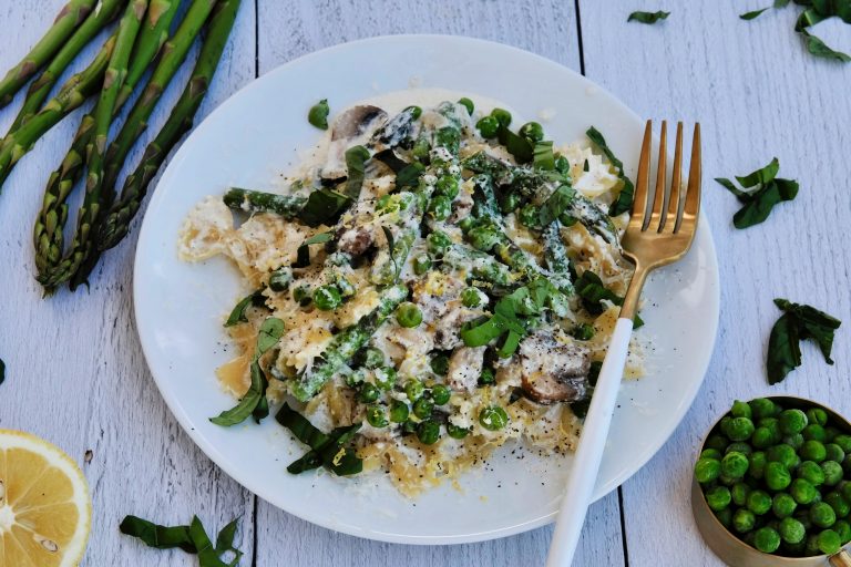 spring inspired pasta, pasta recipe for spring, easy pasta recipe, quick pasta recipe, spring pasta recipe, pasta with asparagus and peas, pasta with pea, easy pasta with peas, easy pasta with asparagus, dinner recipes, quick dinner recipe, easy dinner ideas, ricotta creamy sauce, easy ricotta cream sauce, lemony pasta recipe, pasta recipe with lemon
