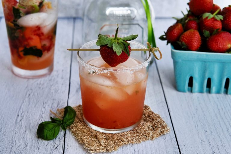 margarita recipe, how to make a margarita, easy margarita recipe, easy margarita, strawberry margarita, fancy margarita recipe, basil, cocktail recipes with bail, how to make a strawberry margarita, strawberry margarita recipe, memorial day cocktail recipe, easy cocktail recipe for memorial day, strawberry cocktail recipe, strawberry cocktail ideas, easy strawberry cocktails, strawberry cocktails