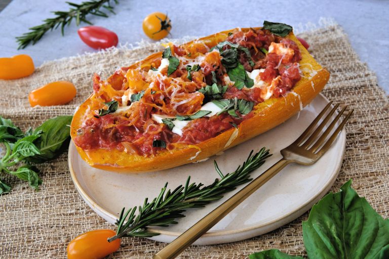 spaghetti squash recipe, easy spaghetti squash recipe, spaghetti squash dinner recipes, vegetarian dinner recipes, dinner recipe, weeknight dinner recipes, healthy weeknight dinner recipe, easy dinner recipes, homemade spaghetti sauce, spaghetti recipe, vegetarian spaghetti recipe,