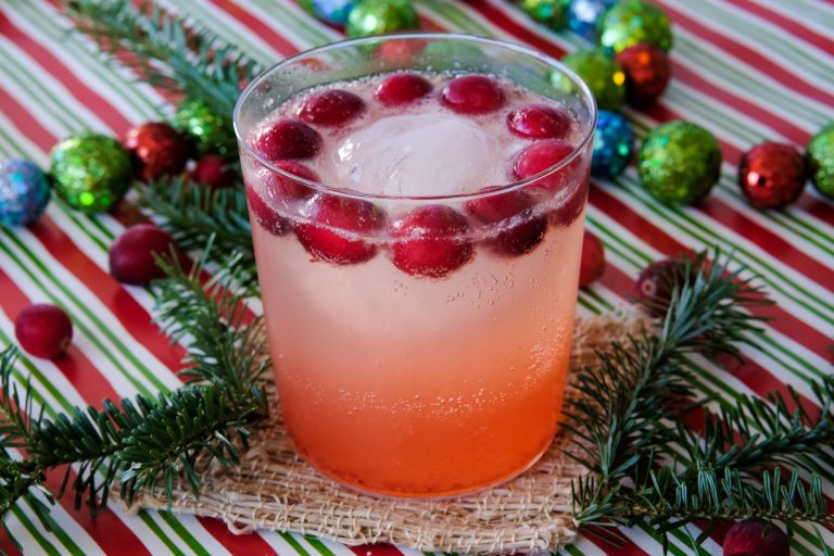 christmas cocktail, easy christmas cocktail recipe, christmas cocktail for warm weather, festive christmas cocktail, christmas cocktail with vodka, rose spritzer