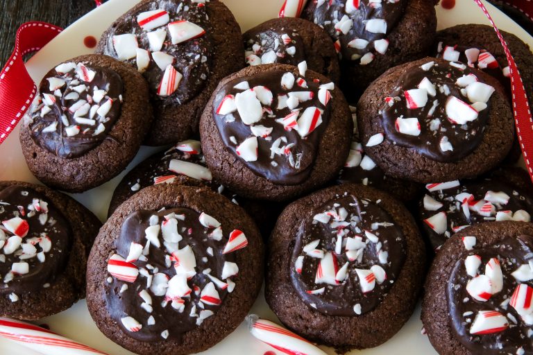 thumbprint cookies, how to make thumbprint cookies, easy thumbprint cookies, homemade thumbprint cookies, chocolate peppermint cookies, chocolate ganache cookies, christmas cookies, easy christmas cookies, homemade christmas cookies