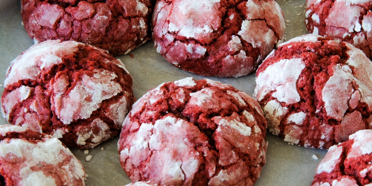 how to make crinkle cookies, crinkle cookies, red velvet cookies, how to make red velvet cookies, how to make red velvet crinkle cookies, homemade cookies, easy homemade christmas cookies, christmas cookies, delicious christmas cookies, red christmas cookies, festive christmas cookies, no roll christmas cookies