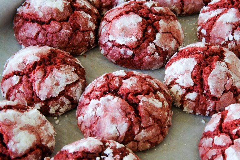 how to make crinkle cookies, crinkle cookies, red velvet cookies, how to make red velvet cookies, how to make red velvet crinkle cookies, homemade cookies, easy homemade christmas cookies, christmas cookies, delicious christmas cookies, red christmas cookies, festive christmas cookies, no roll christmas cookies