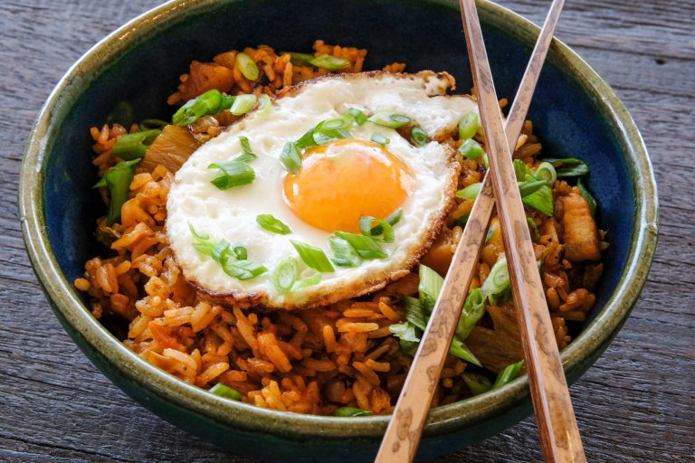 kimchi recipes, fried rice, easy kimchi fried rice recipe, easy kimchi fried rice, korean fried rice, dinner recipes, easy korean dinner recipes, korean recipes easy, fried rice with kimchi, fried rice with egg recipe