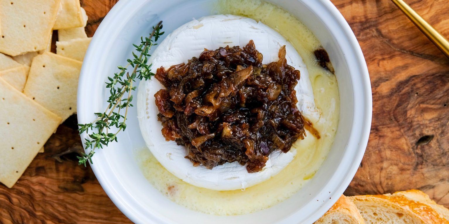 Baked Brie bake brie with jam, how to make baked brie, easy baked brie recipe, impressive baked brie recipe, caramelized onion jam , how to make caramelized onions, savory jam recipe, easy savory jam, impressive appetizers, easy appetizers,