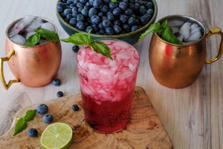 Moscow mule, how to make a Moscow mule, Moscow mule recipe, ginger beer cocktail, vodka cocktail with blueberry, blueberry basil cocktail recipe, spring cocktail, summer cocktail