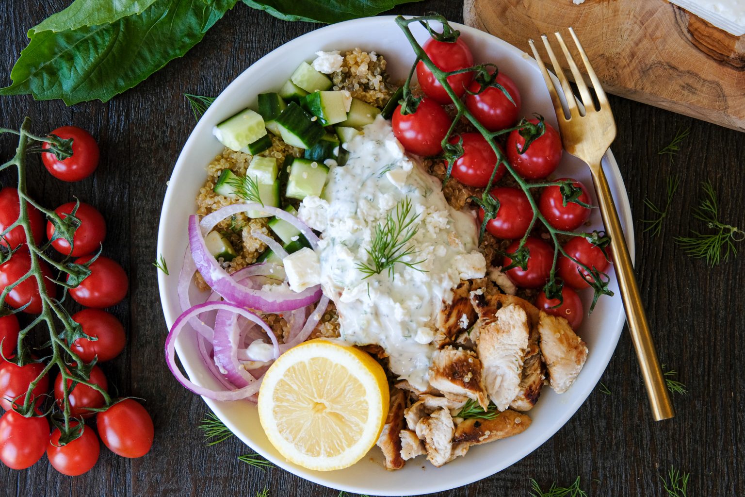quinoa bowl, easy quinoa bowl, healthy quinoa bowl recipe, chicken quinoa bowl recipe, greek style chicken, greek marinated chicken, tzatziki sauce, greek quinoa bowl, healthy dinners, healthy bowls,