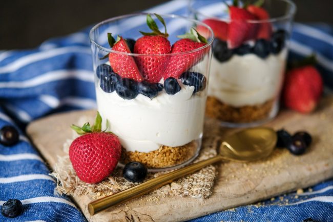 easy no bake dessert for 2, red white blue desserts,no bake mini cheesecakes, easy no bake mini cheesecake, 4th of july dessert, dessert recipe for 4th of july, quick desserts, quick no bake desserts, easy no bake desserts, individual desserts, dessert recipe for 2,