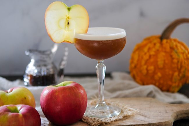 apple pie cocktail, bourbon cocktail, cocktail recipe with bourbon, bourbon apple cocktail, cocktails for fall, fall cocktails, fall drink recipes, apple cocktail recipes for fall,