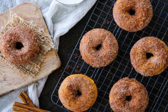 easy baked doughnuts, baked doughnuts, pumpkin doughnuts, how to make pumpkin doughnuts, easy baked pumpkin doughnuts, baked pumpkin doughnut recipe,