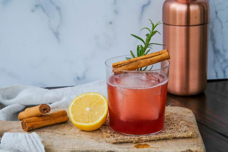 whiskey sour, pomegranate whiskey drink, pomegranate whiskey cocktail, thanksgiving cocktail recipe, christmas cocktail recipe,