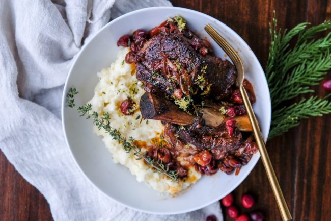 Red wine cranberry short ribs, short ribs, easy short ribs recipe, homemade short ribsr ecipes, slow roasted short ribs recipe, red wine braised short ribs with cranberries, christmas dinner recipe, easy christmas recipes, slow braised short ribs, easy short ribs recipe, how to make short ribs