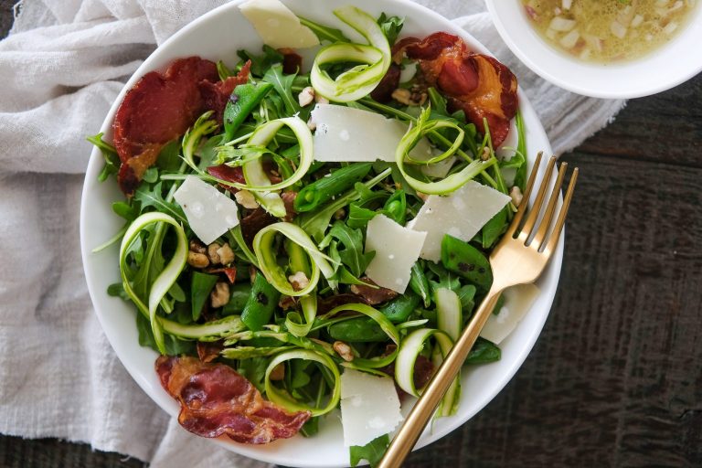 easy arugula salad, homemade arugula salad recipes, pancetta and asparagus, asparagus salad, sugar snap pea salad, pancetta crips, shallot vinaigrette
