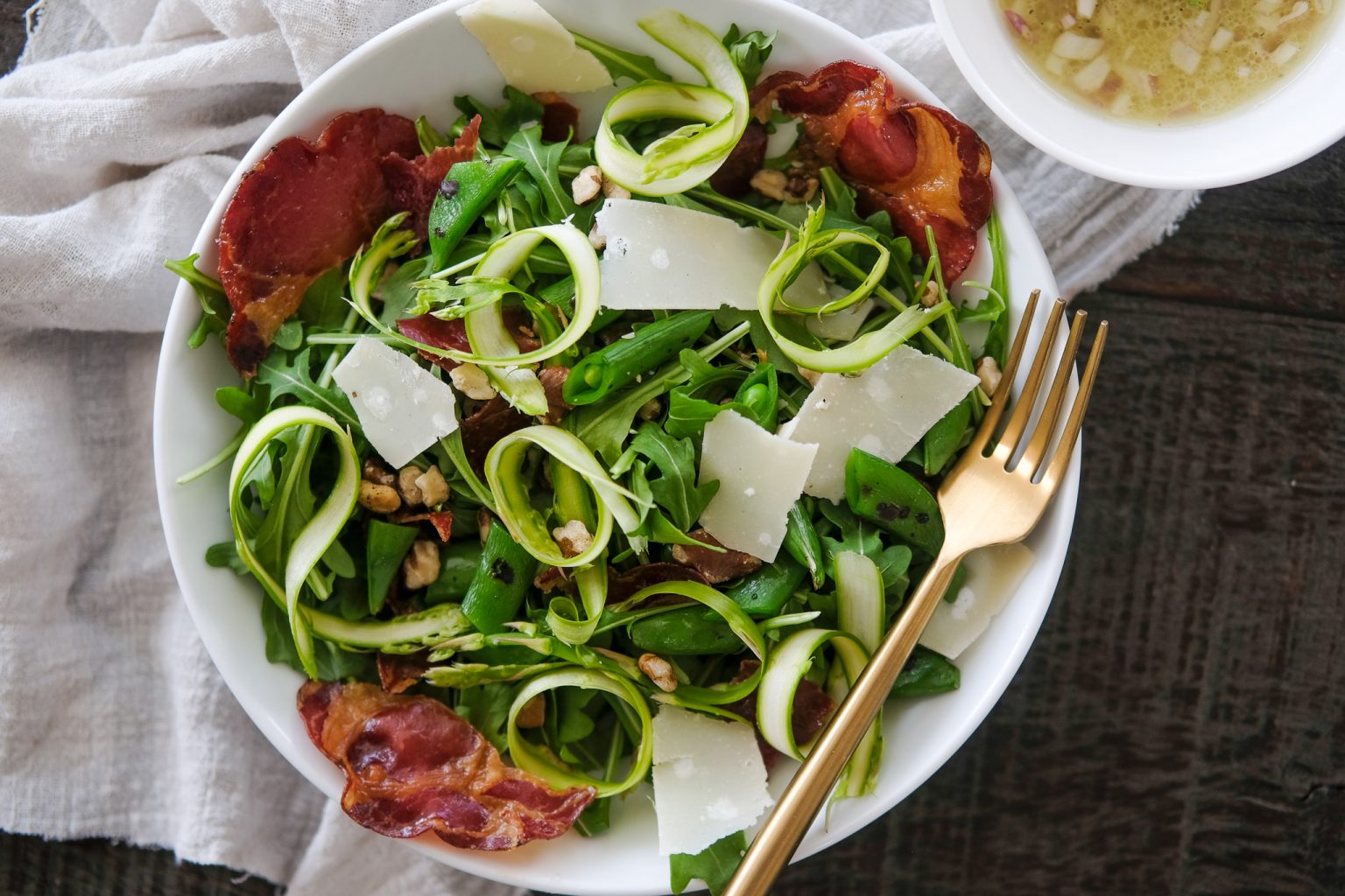 Arugula Salad with pancetta and peas easy arugula salad, homemade arugula salad recipes, pancetta and asparagus, asparagus salad, sugar snap pea salad, pancetta crips, shallot vinaigrette