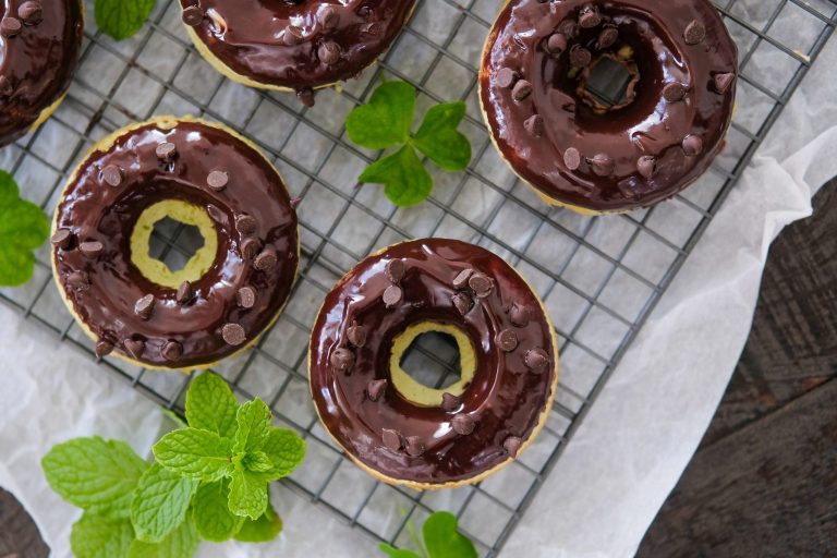baked chocolate doughnuts, mint chocolate chip doughnuts, homemade baked doughnuts, mint chocolate doughnuts, st patricks day recipes, st patricks day breakfast recipe, easy st patricks day recipes, easy st patricks day breakfast, breakfast recipes for st patricks day, green recipes for st patricks day, gourmet st patricks day recipes,